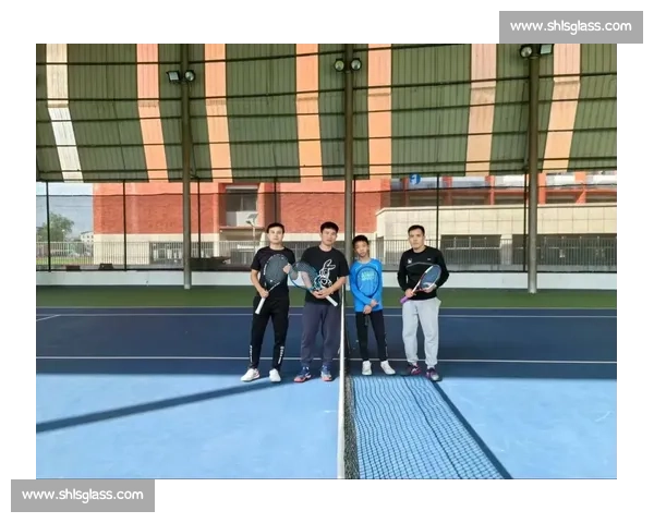 因为热爱网球比赛所以总在球场和屏幕前为精彩对决呐喊到深夜仍不停 因为热爱网球比赛所以总在球场和屏幕前为精彩对决呐喊到深夜仍不停